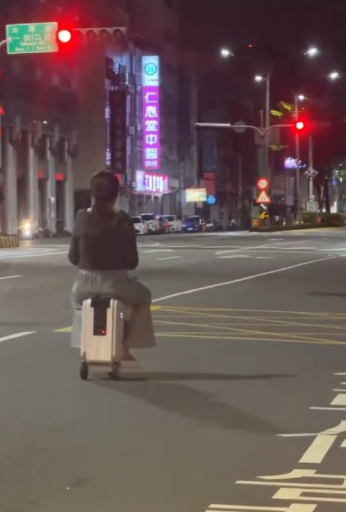 台中女子騎電動行李箱上路！　警提醒：最高罰3600元
