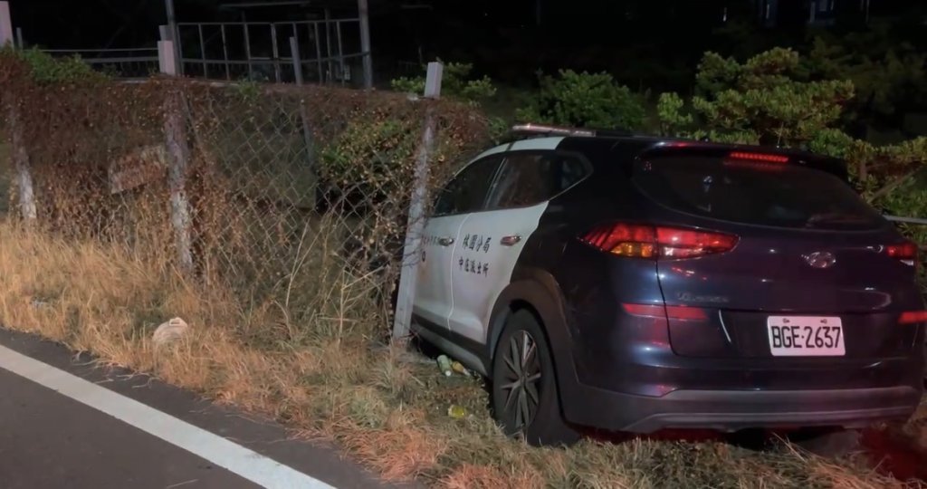 高雄警車深夜返所突自撞圍籬！副駕員警擦挫傷