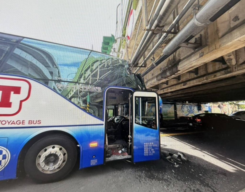 有片／遊覽巴士未看限高！猛撞成功橋「車頂爆開」　交通一度大打結