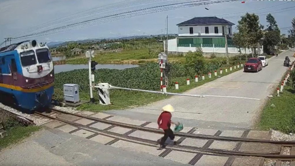 影／無視柵欄降下！越南86歲婦硬闖平交道影片瘋傳　遭高速列車撞飛15公尺慘死