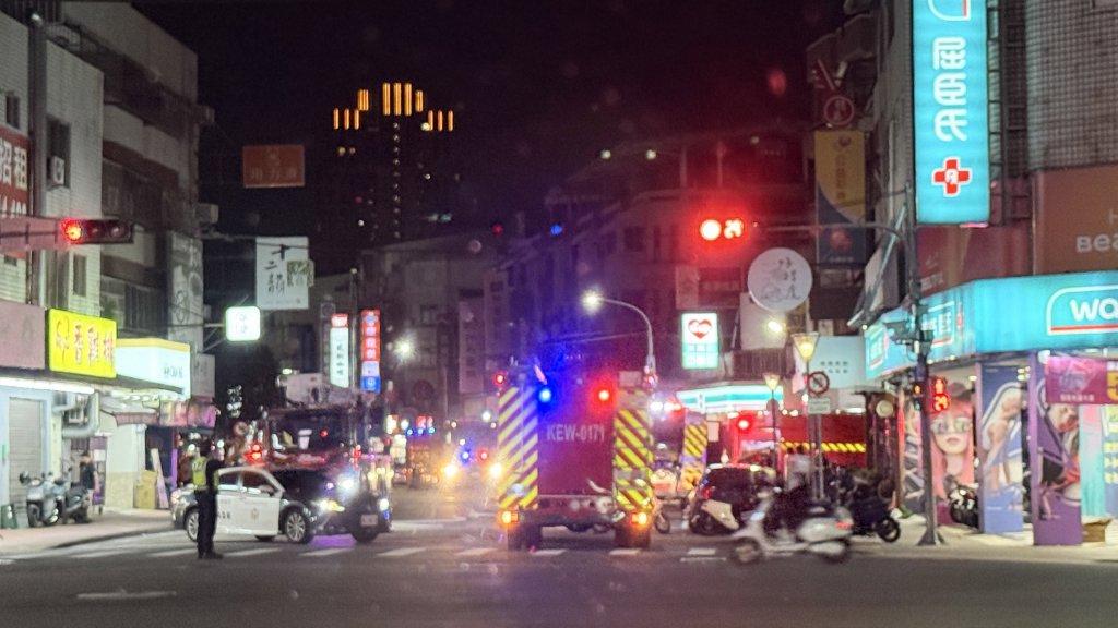  暗夜驚魂！台中大樓火警警車消防車警報聲此起彼落　現場交管近兩小時