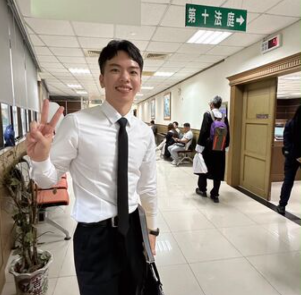 律師郭柏鴻曬比YA燦笑照「家寧無罪啦」！喊：可以罵我