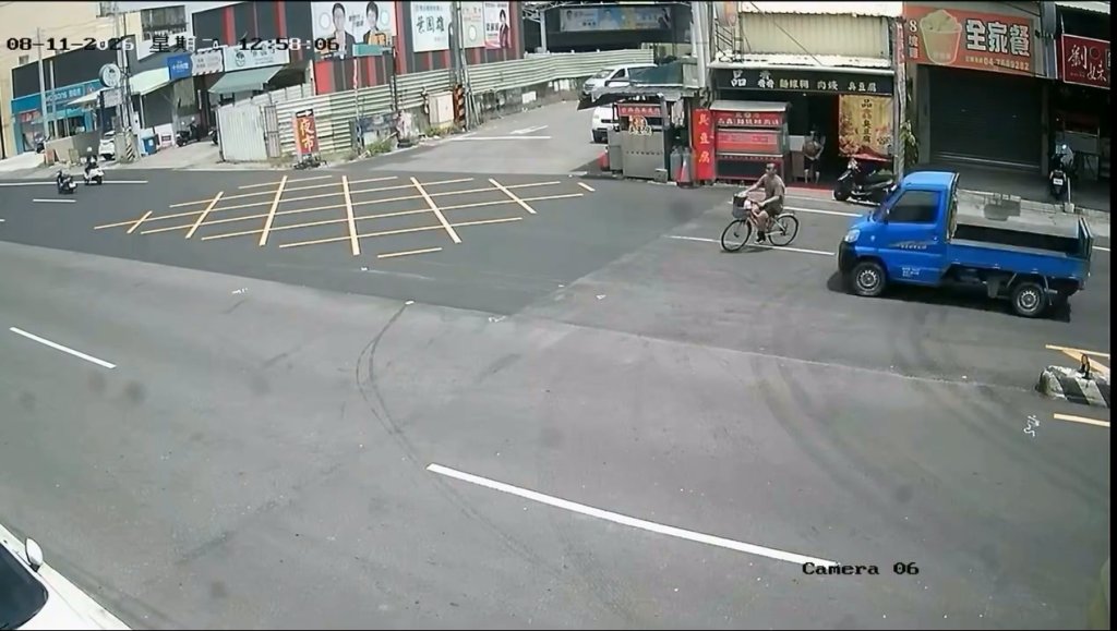 影／腳踏車突「鬼切左轉」　貨車煞不及撞上！畫面曝光網友熱議