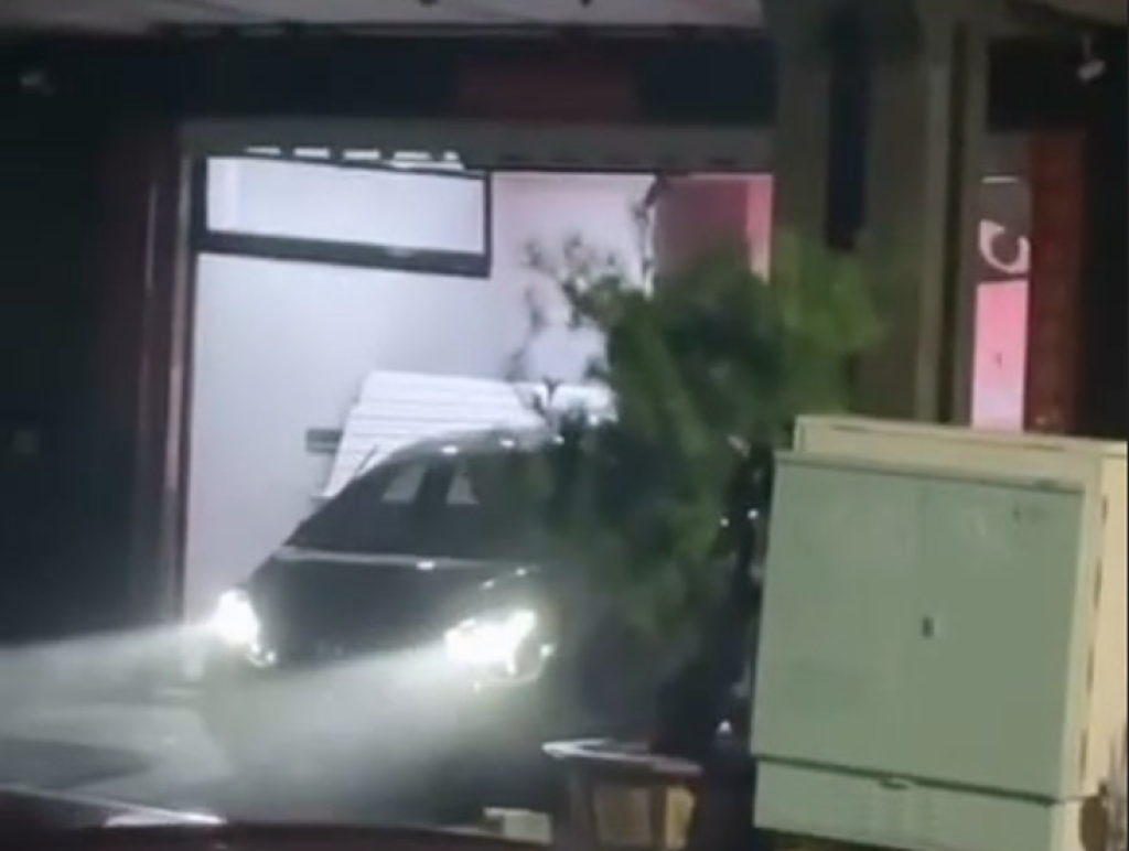 影／倒車連撞2次！台中北區不動產店面鐵門全毀　警：已掌握特定對象