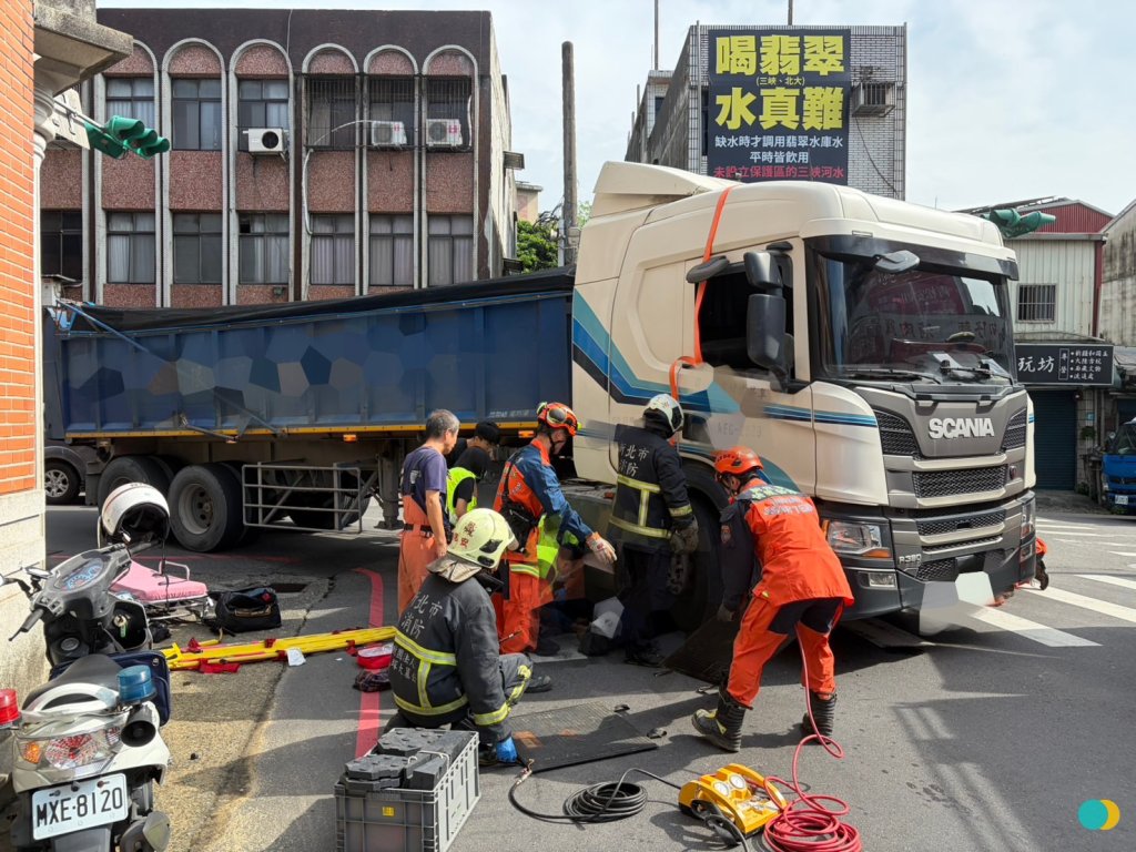 三峽砂石車轉彎「內輪差」險奪命！　騎自行車80歲婦人捲入車底半身撕裂傷送醫