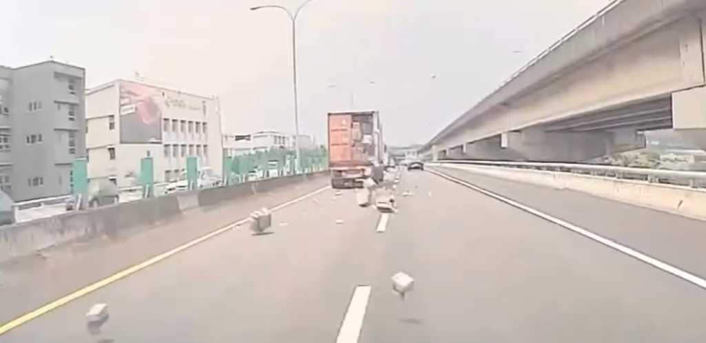 車門沒關好釀禍！　國道貨車貨物沿路掉落 