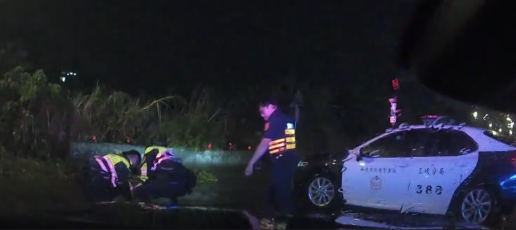 追捕畫面曝光！男子騎贓車毒駕拒檢　自摔遭警壓制逮捕