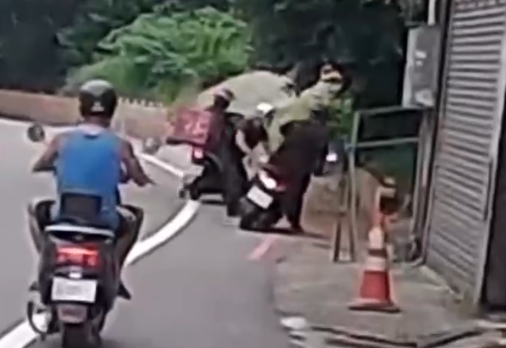 桃園平鎮大叔酒駕一路搖搖晃晃險撞人！　「正義哥」拔腿追捕拉住車尾攔下