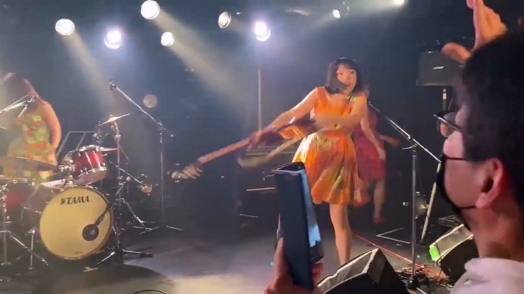 影／嗨過頭釀意外！日本搖滾女團「扔吉他砸中觀眾」害額頭縫7針　事發影片瘋傳