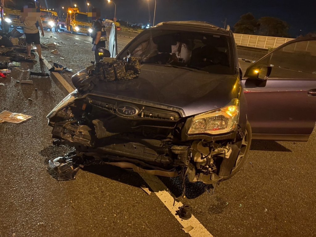 國1台南新營凌晨車禍！小客車撞護欄橫停　遭半聯結車撞擊3人送醫