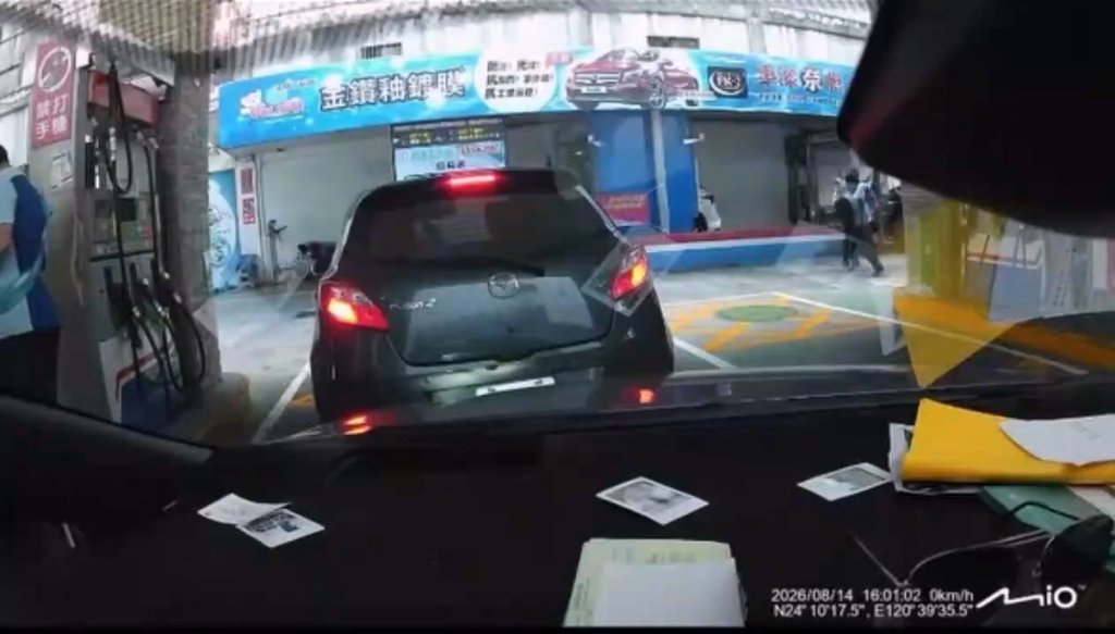 影／台中加油站爆糾紛！顧客「出腳踢員工＋狠踩物品」　警獲報帶回偵辦
