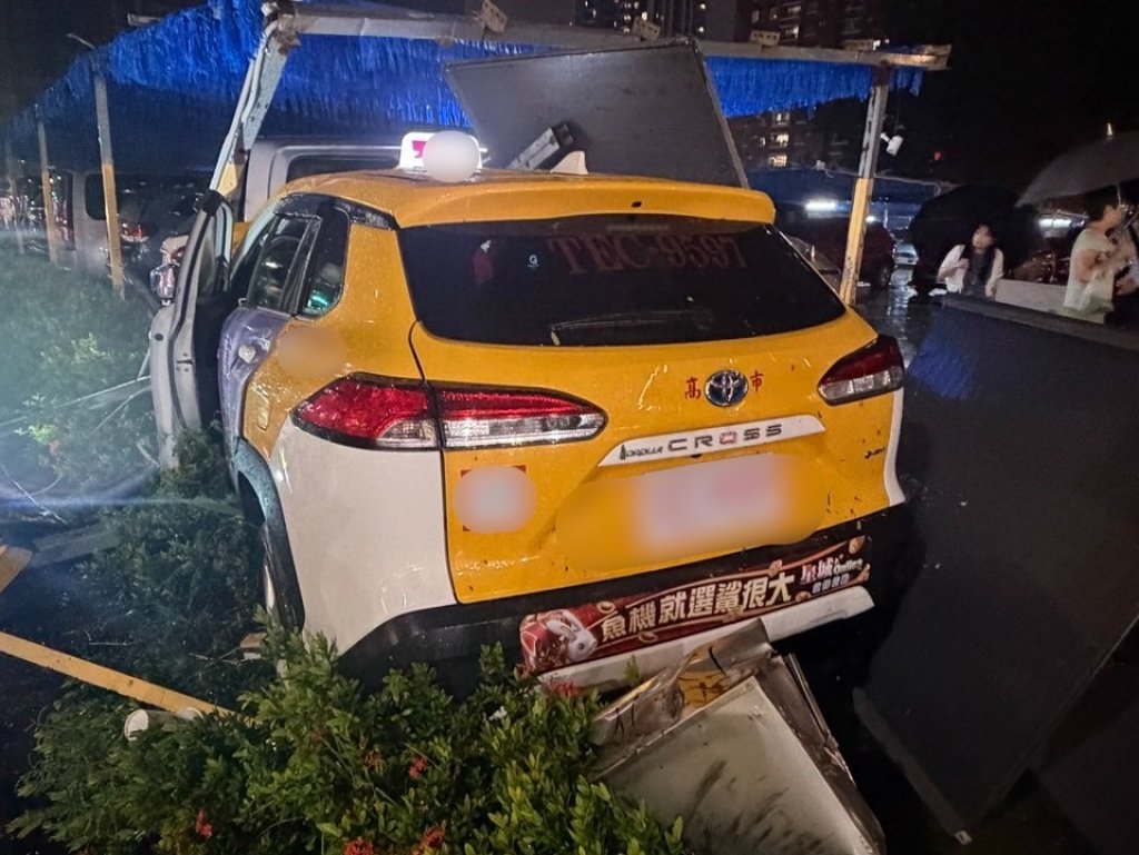 快訊／高雄小黃滑上人行道！撞母女又撞停車場4車