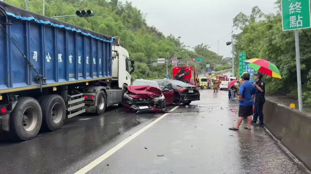 台84線5車連環撞！大貨車「雨中煞不住」猛撞　紅色轎車被夾爛10人送醫