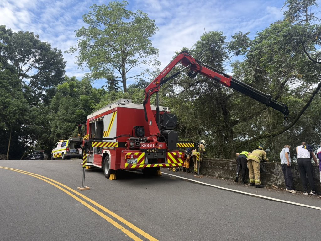 埔里虎頭山自行車事故！27歲女摔落15公尺邊坡　消防吊臂垂降救援