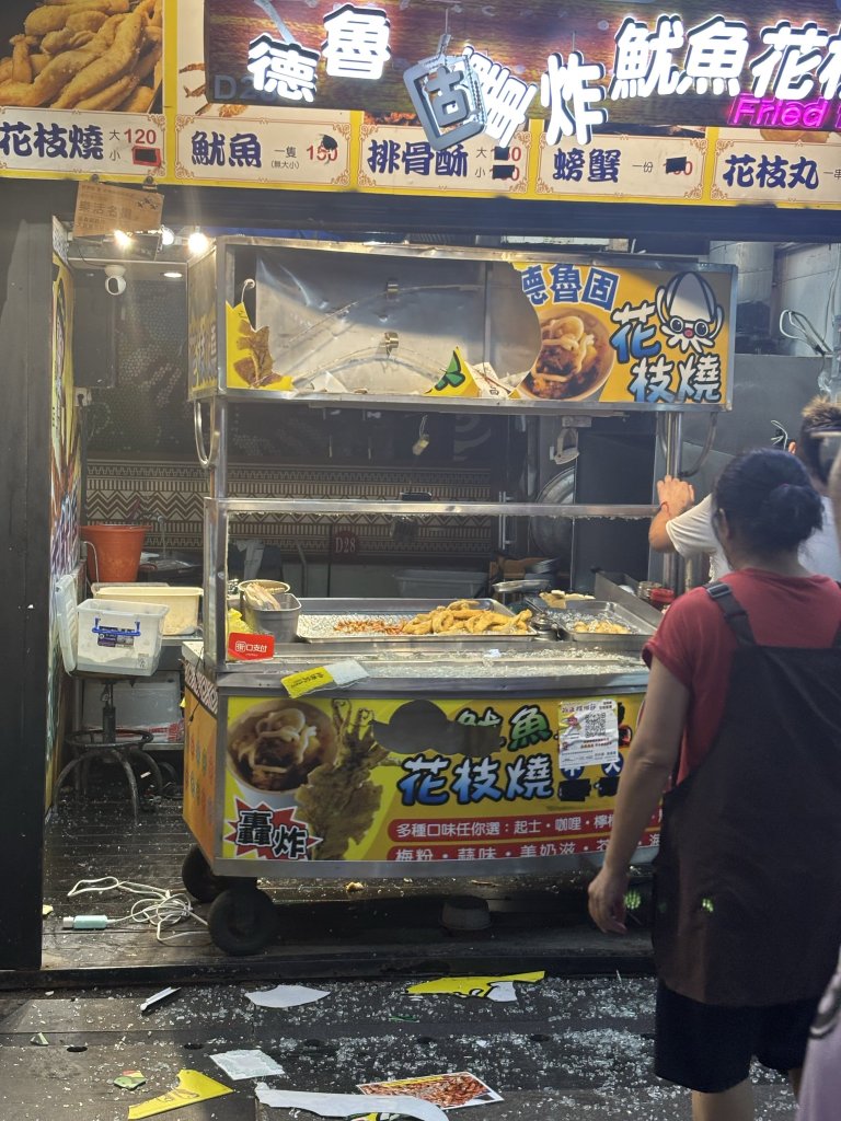 影／東大門夜市驚傳暴力砸店！男拿鋁棒狠砸炸物攤嗆「出來」　遊客嚇壞紛紛閃避