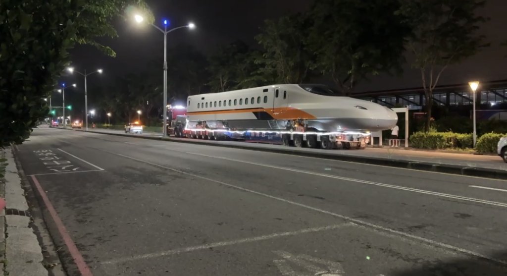 快訊／高鐵N700ST運抵高雄　凌晨「陸路搬運」穿越市區　鐵道迷全出動