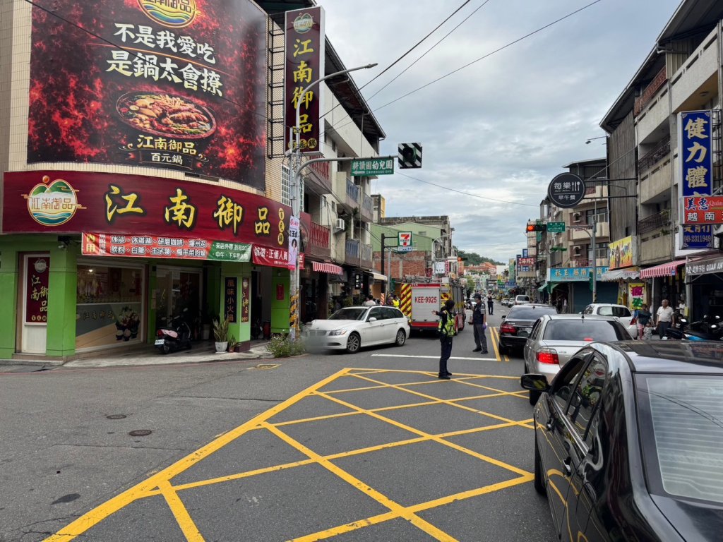 意外曝光！車內藏放大批爆竹毒品撞電線桿　駕駛落跑警追緝中