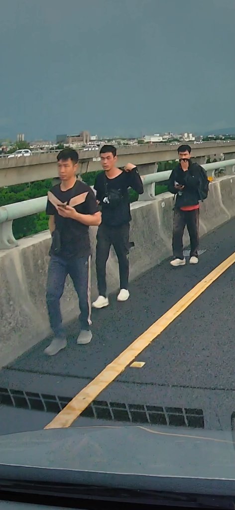 國道內側路肩趴趴走！越南失聯移工駕車肇事棄車落跑　同鄉駕車接應警方攔下