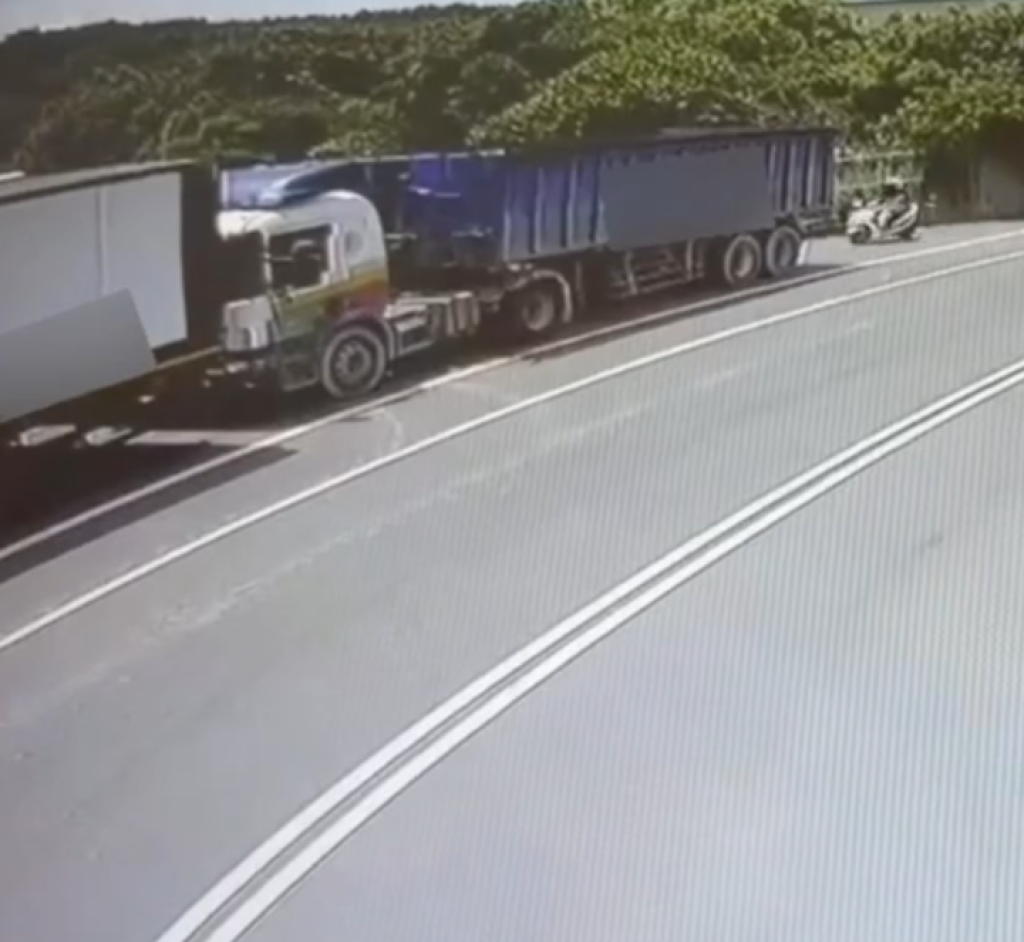 機車撞貨櫃車鑽車底騎士慘死！　苗栗頭份傳死亡車禍
