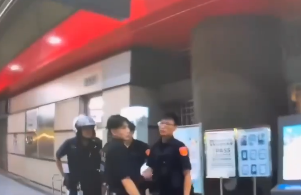 北捷淡水線少年車廂內把玩折疊刀！　北投分局違反社會秩序維護法究辦