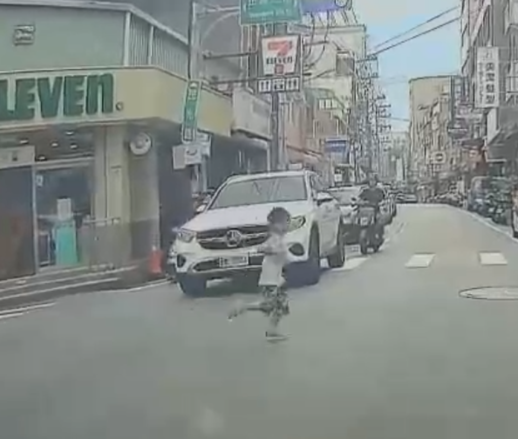 「大人不管龍嚴會館」！　桃園路口屁孩嬉戲奔跑網友痛批