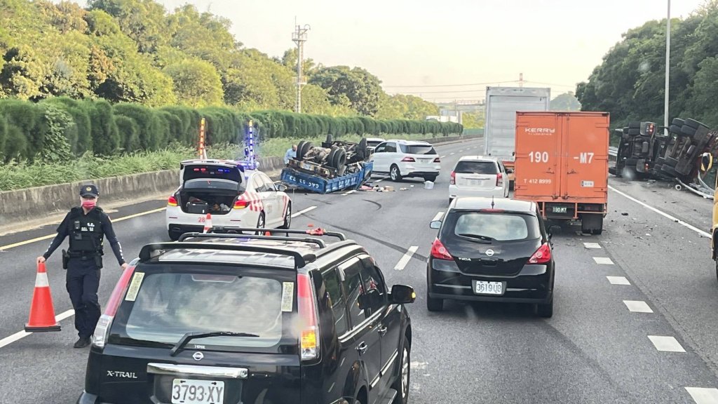 國道3號通霄路段事故！　聯結車小貨車相撞翻覆  