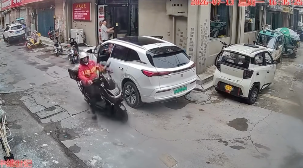 影／開門殺被反殺！陸女下車被外送員撞回車內頭受傷　肇責判定後雙方發聲了