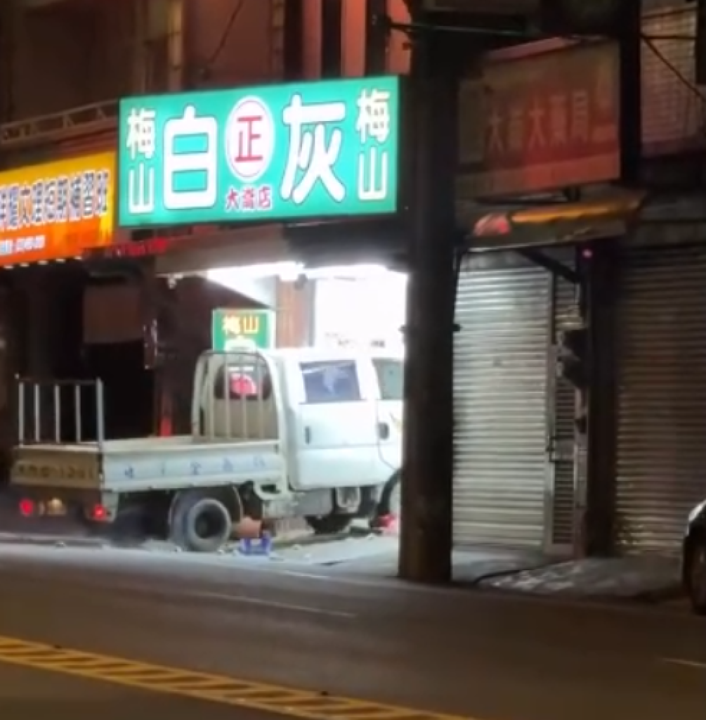 駕貨車故意衝撞檳榔攤！　中壢婦人索取吸管不成情緒失控闖禍