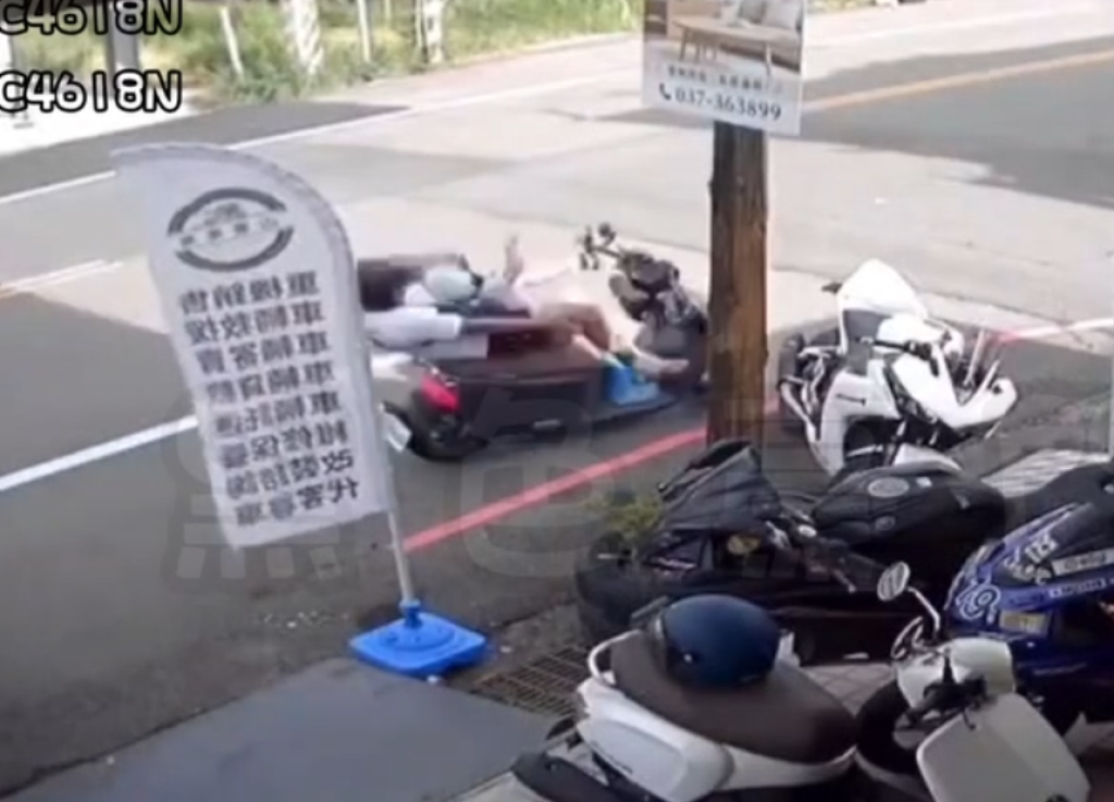 撞擊畫面曝光！女童站機車腳踏板誤觸油門　機車暴衝自摔