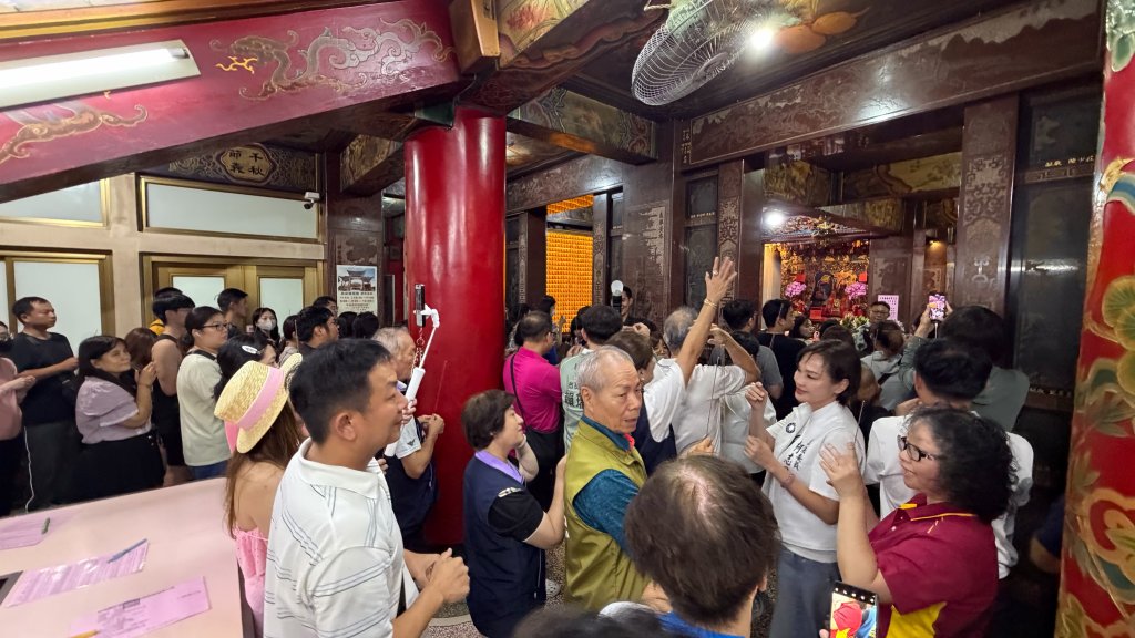 直擊／「最靈驗月老」忙炸了！七夕限定高雄武廟湧500人　祈福香袋牽紅線