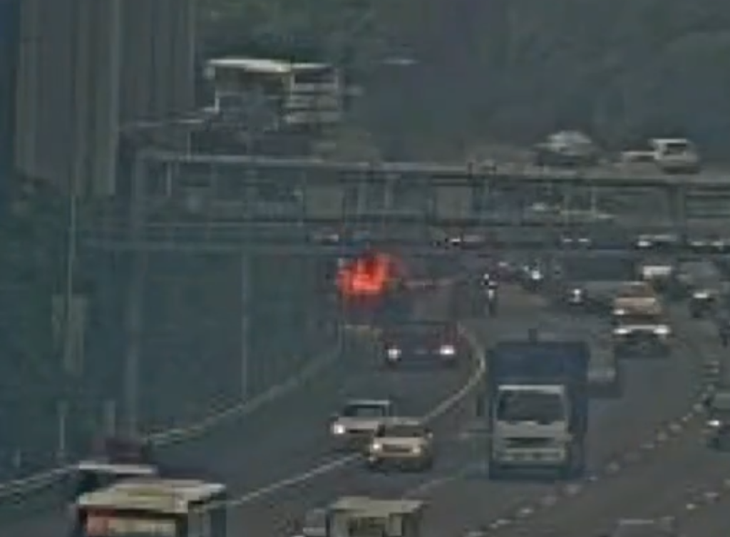 國道1號泰山路段火燒車！　小貨車駕駛乘客急逃生
