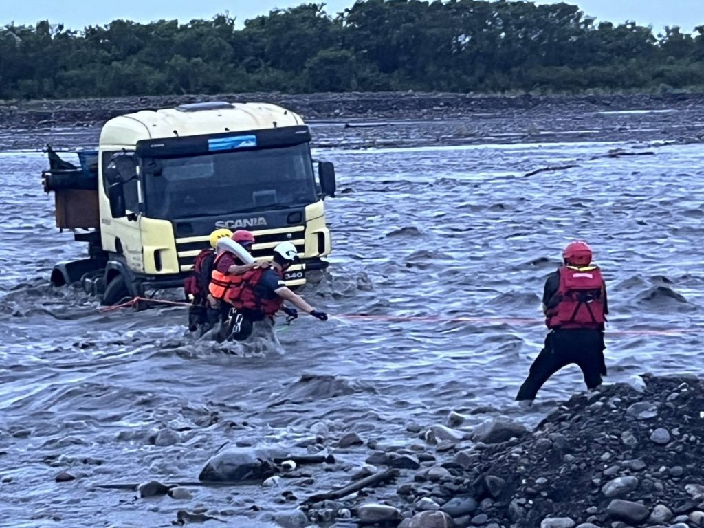蘭陽溪夜雨溪水暴漲　葫蘆墩大橋下聯結車司機受困警消急救援