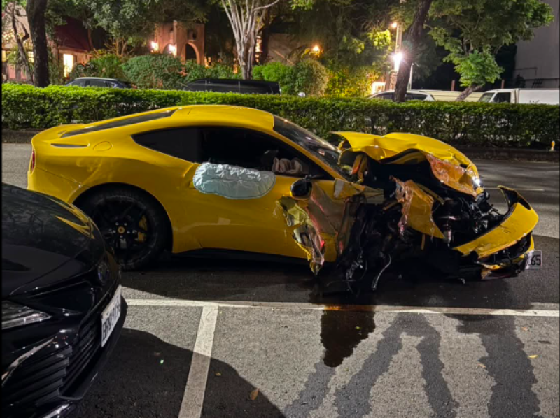 影／法拉利F12撞爛了！彈跳失控「衝撞路邊5車」差點撞飛路人　租車男恐面臨天價賠償