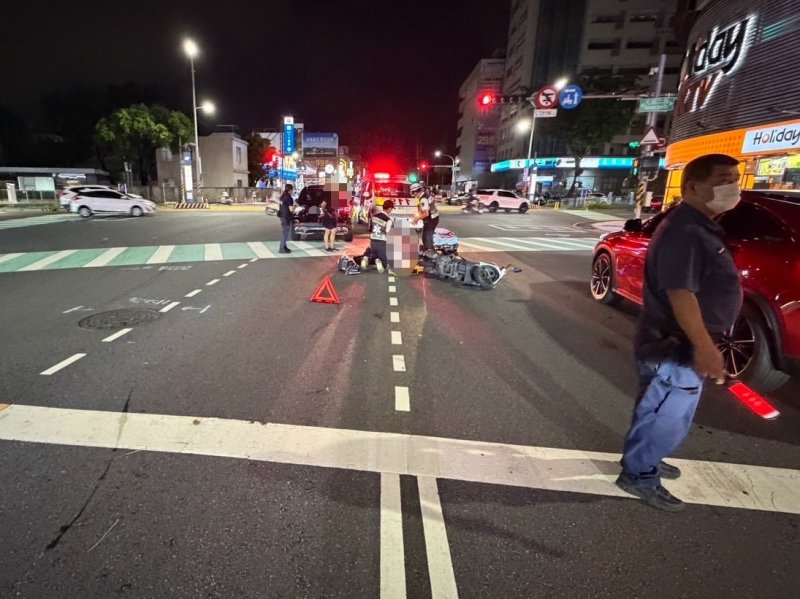 「高雄式左轉」出事了！43歲女騎車闖紅燈　遭賓士撞飛亡