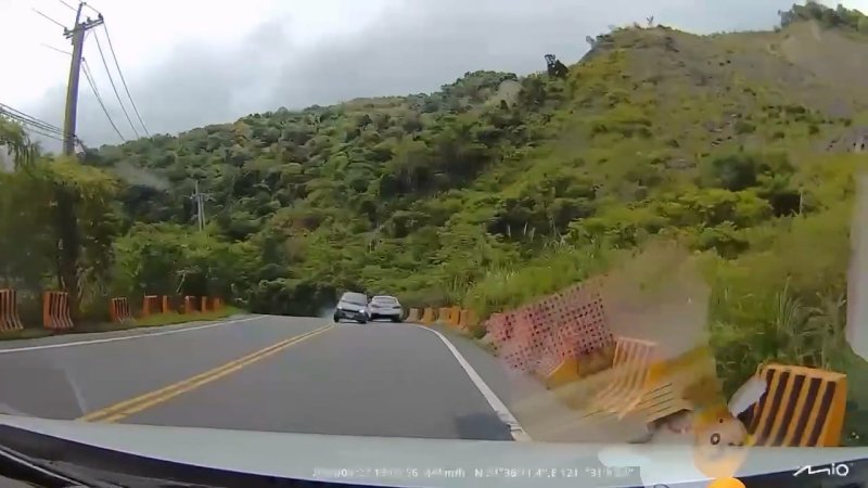 影／罕見「3輛多利800」跑台7甲山路失控　過彎衝對向撞BMW