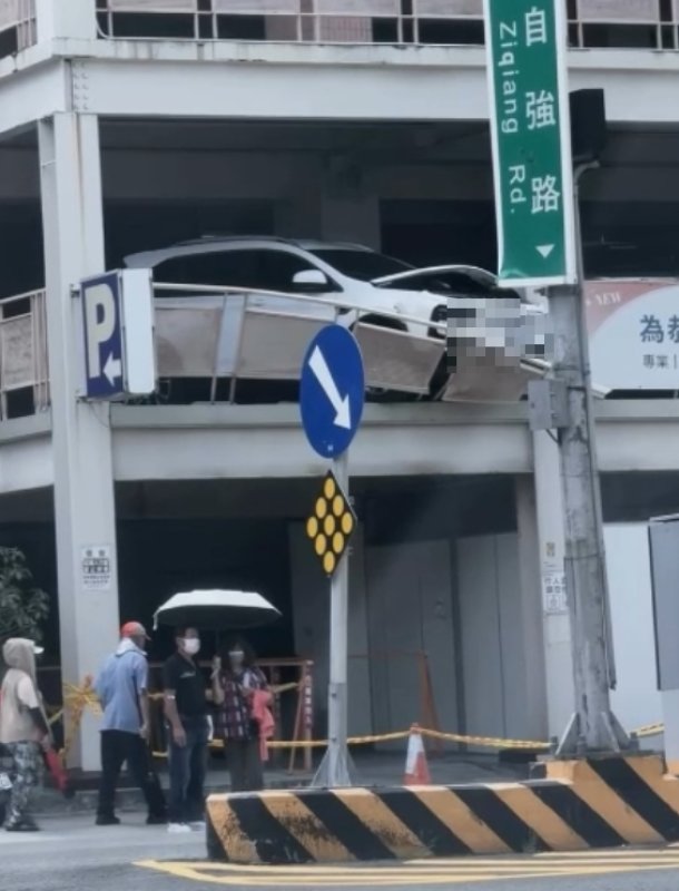 驚險！　苗栗為恭醫院停車場自小客車撞護欄欄險墜落