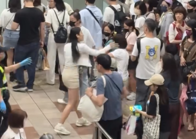 影／北捷巴掌戰！女遭阿嬤打流血「折返狠打回去」　氣炸喊：妳先打我的