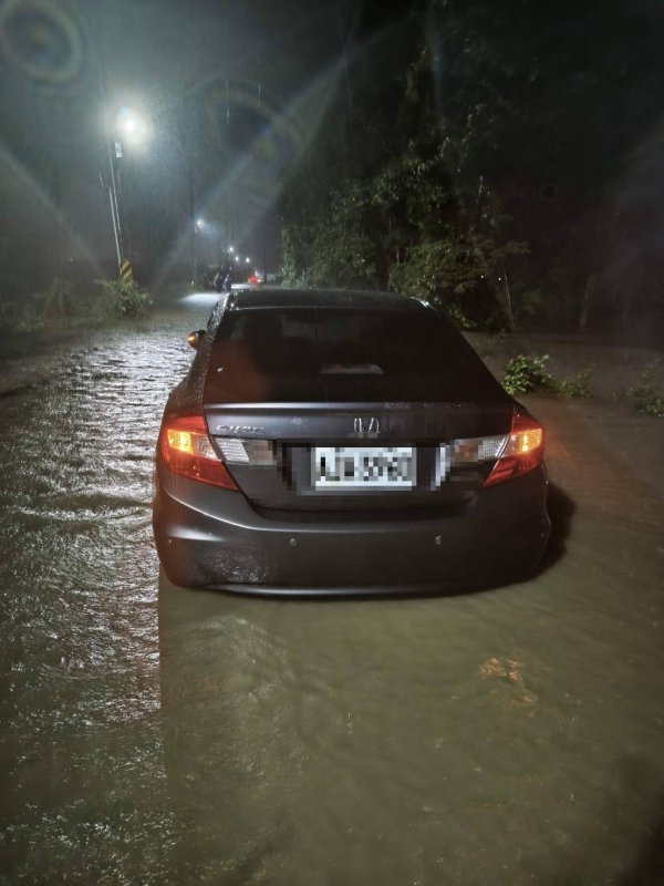 大雨下不停釀災！高雄自小客淹水處拋錨　車上3人受困被救出