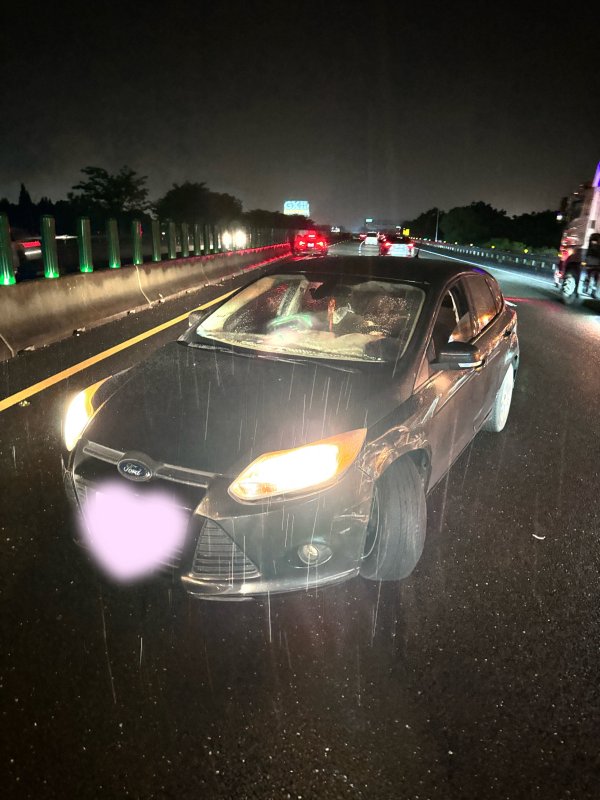 國道1號田尾路段肇逃車禍！　自小客車遭撞擊逆向停住
