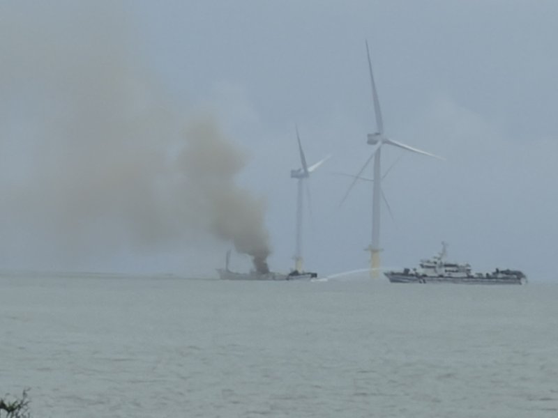 新竹南寮漁港外海漁船失火！　海巡消防隊員救4名船員上岸 