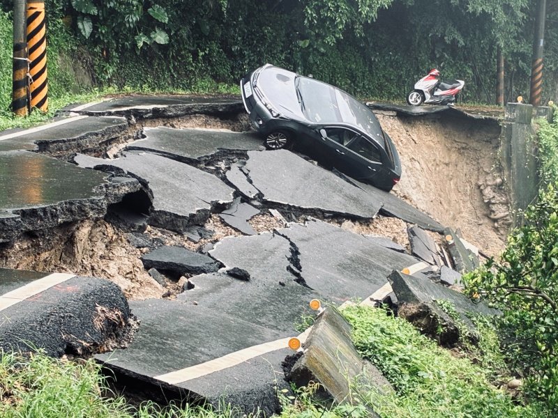 台南六甲山路整片塌！轎車瞬陷20米坍方　夫妻驚險脫困「還在發抖」