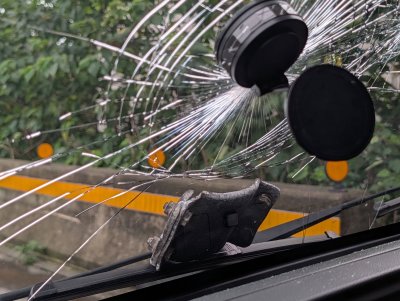 國道貨櫃車爆胎害兩車遭殃！　擋風玻璃被砸轎車駕駛：「靠腰扯」