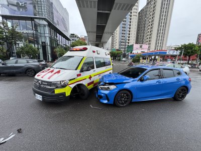 救人途中出車禍！台中救護車載78歲患者送醫　文心路口與BMW碰撞
