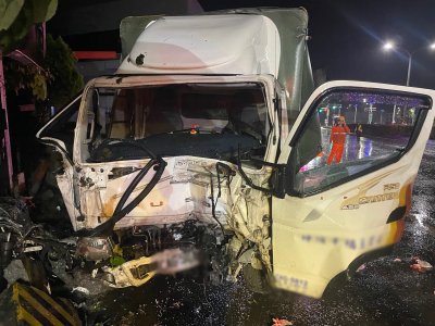 天雨路滑視線不佳釀禍！屏東竹田小貨車撞護欄電線桿　駕駛一度受困   