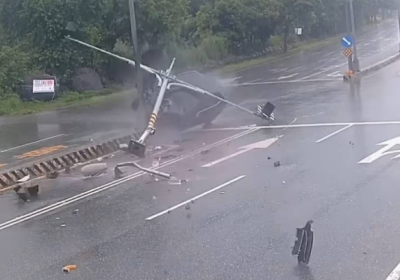 天雨路滑釀禍！花蓮轎車撞分隔島　車頭撞爛號誌桿壓車頂