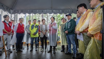 賴清德勘災喊「少批評」！話才說完...女高喊「總統我要陳情」被架走
