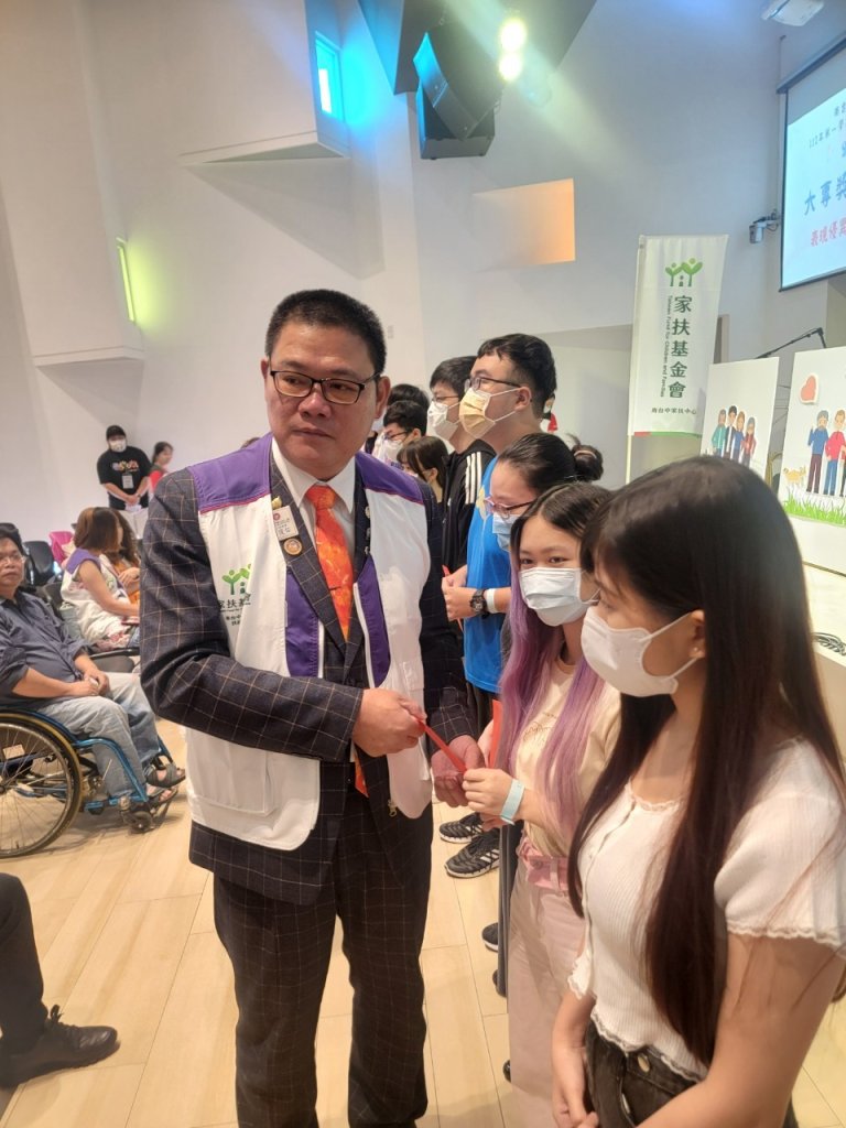 梁總監賢伉儷一同在 台中南家扶中心做公益