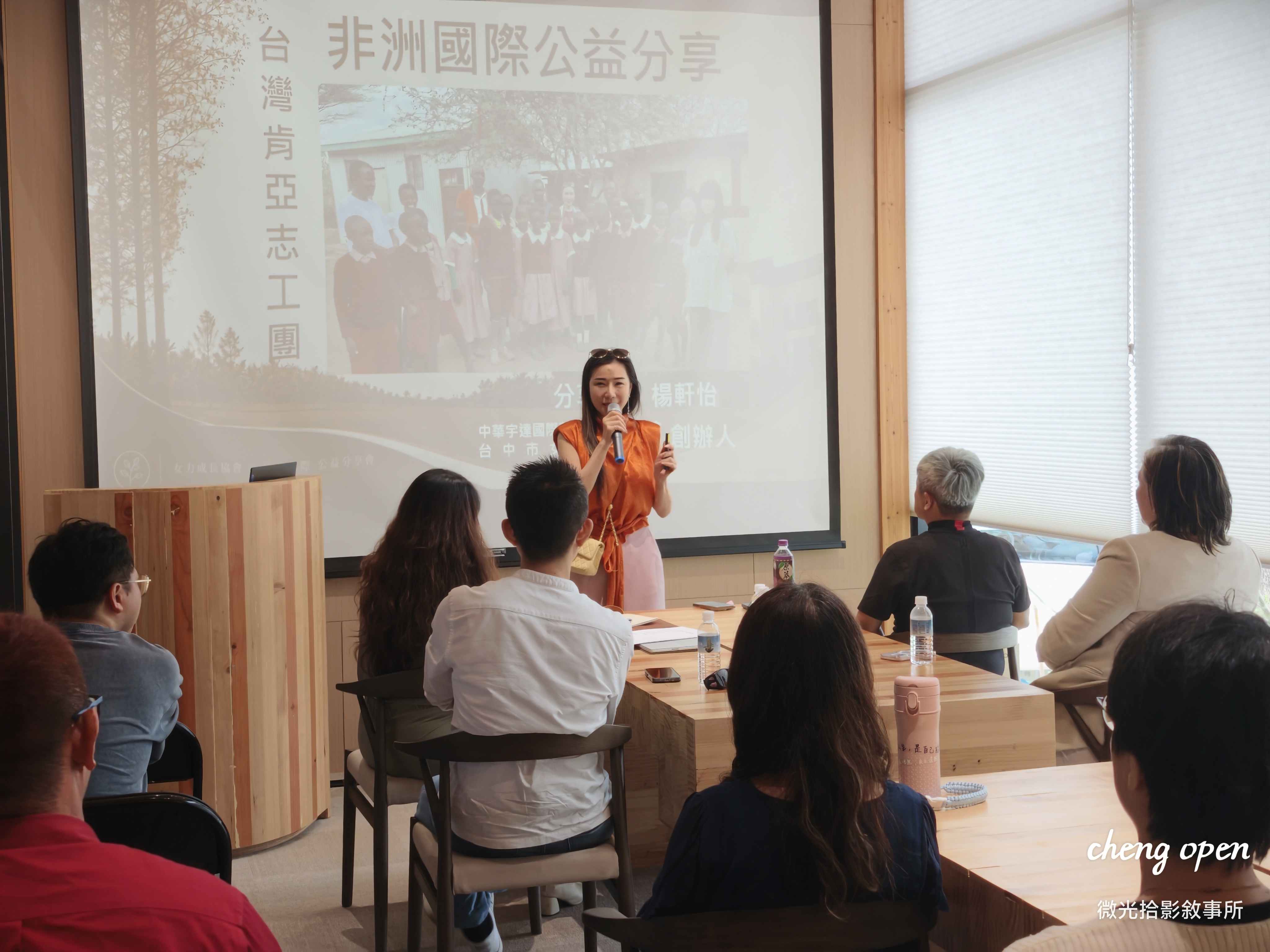 特別嘉賓楊軒怡動情分享跨國偏鄉志工經歷，傳遞手心向下的深刻啟發/微光拾影敘事所 攝