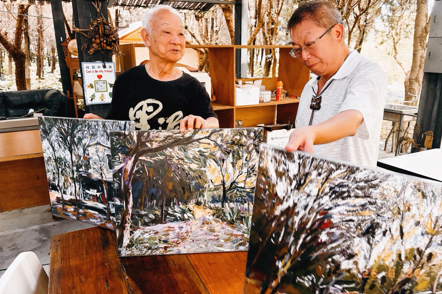 ▲ 在純園庭院下討論著創作理念，一幅幅生動的畫作（由左而右，左邊 吳晟老師，右邊 羅榮源建築師）。（照片／施睿皇拍攝） 