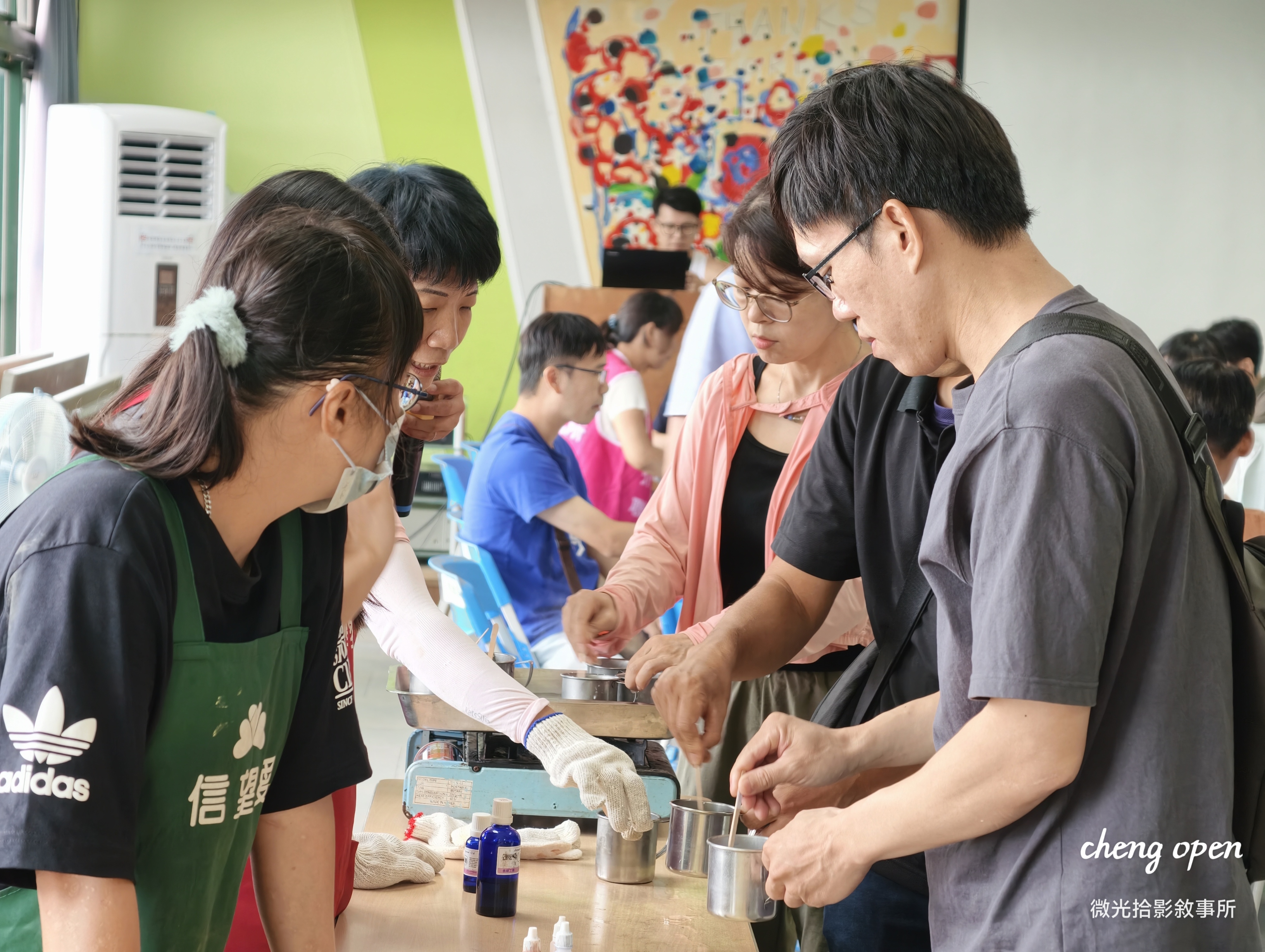 ▲ 單身男女在園區指導下分工合作調製手工皂，藉由專注互動增進彼此情誼 / 微光拾影敘事所 攝